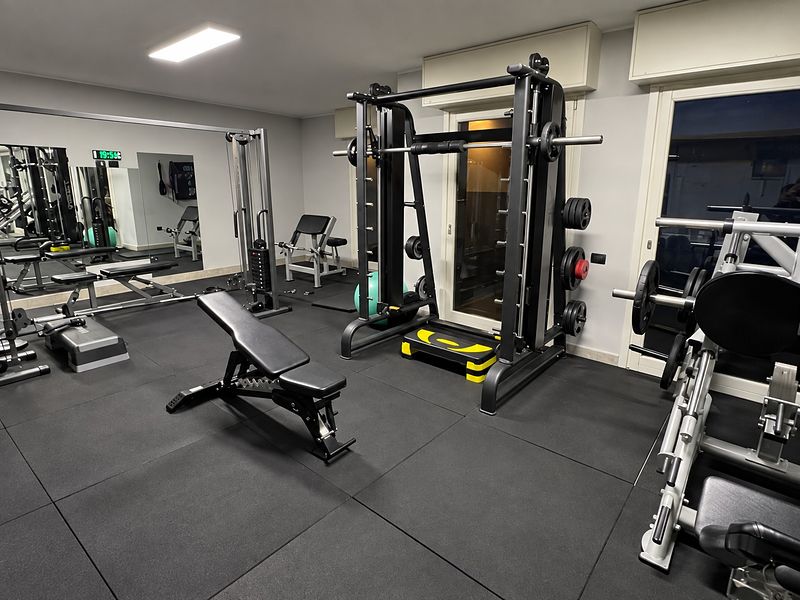Sala pesi dello Studio Fitness Wellness con attrezzatura TOORX