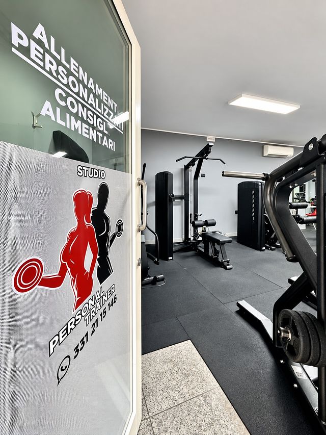 Ingresso dello studio con l'insegna e la sala pesi